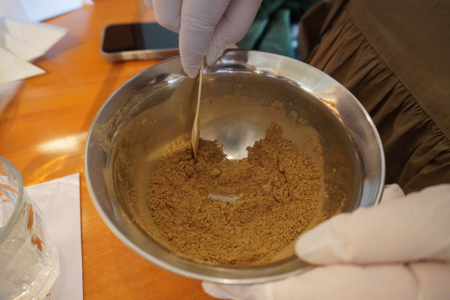 材料をボウルで混ぜている手元