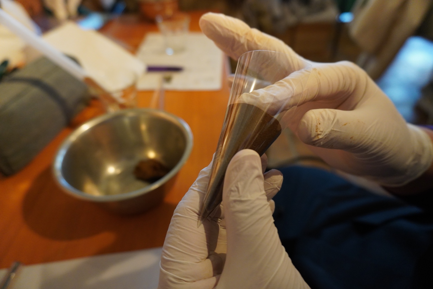 インセンスを成形している手元