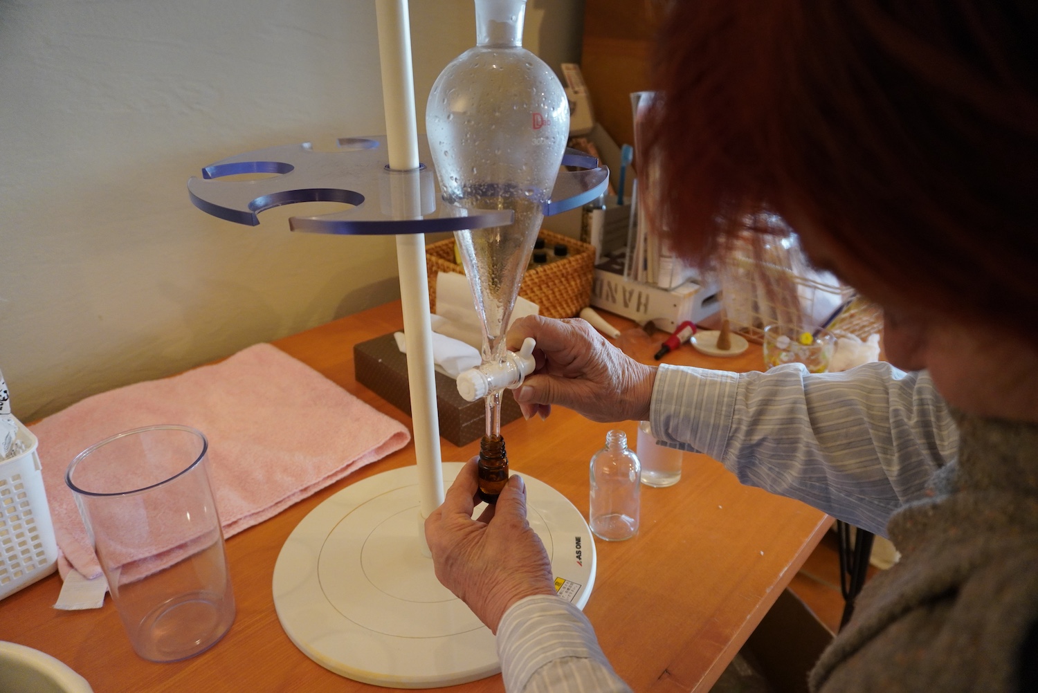 分液ロートで精油を取り出す先生