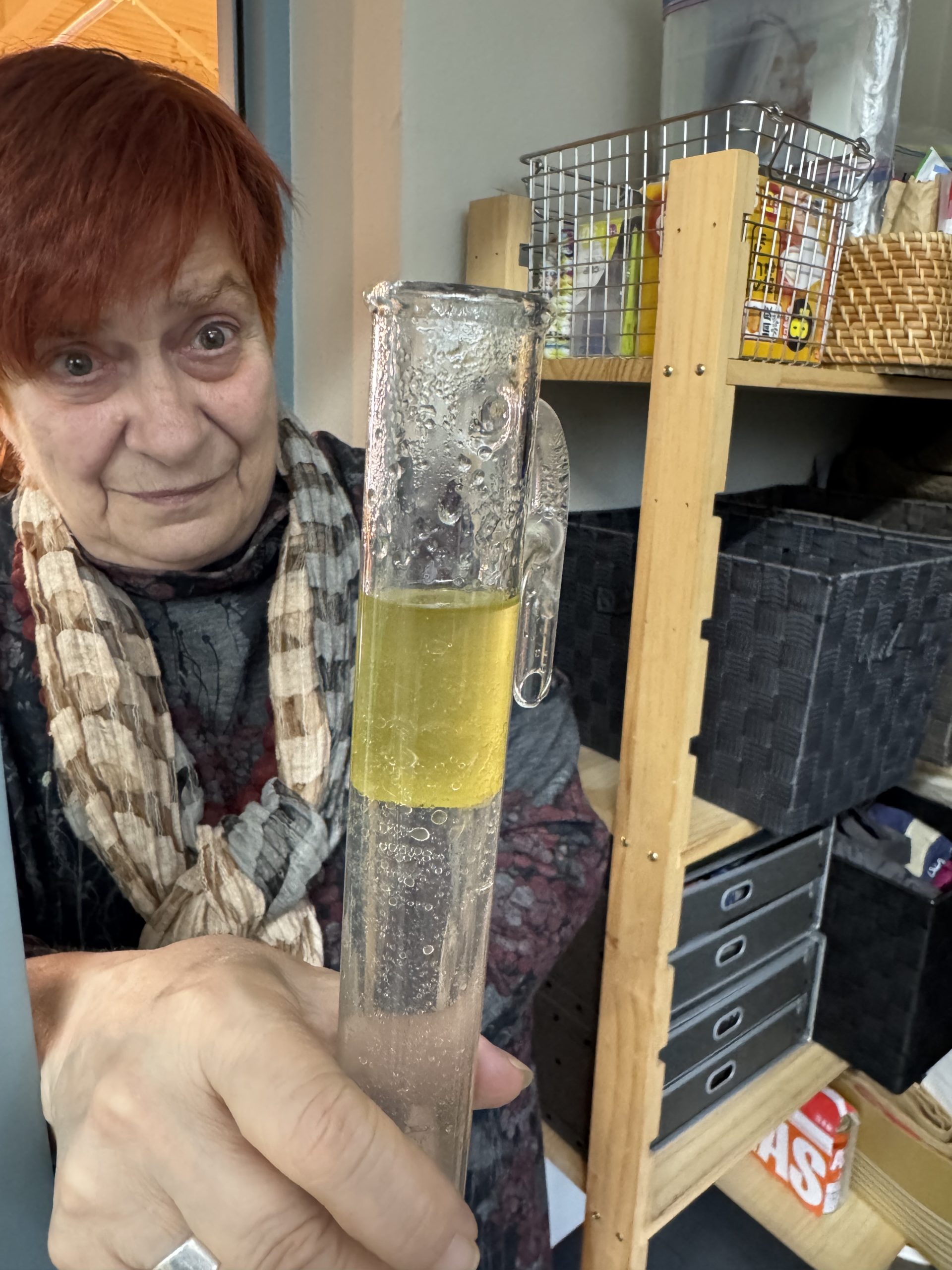 蒸留されたミルラの精油（黄色）