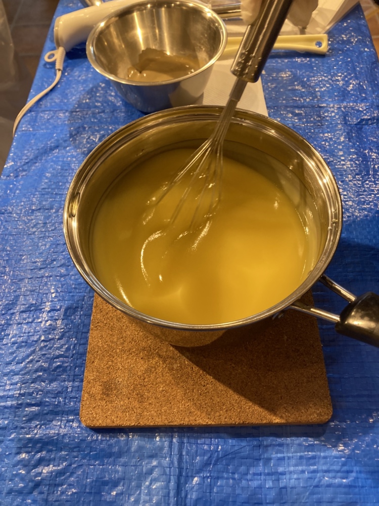 石鹸生地をかき混ぜている様子