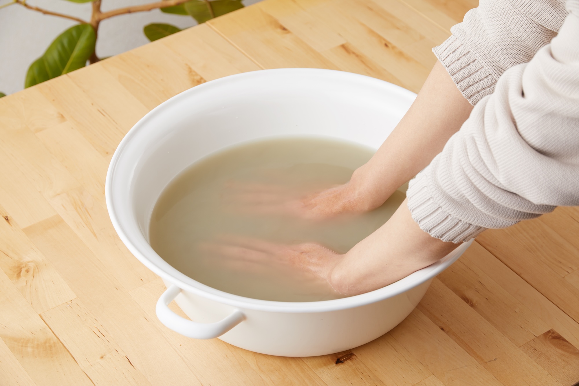 おけにクレイを入れているところ