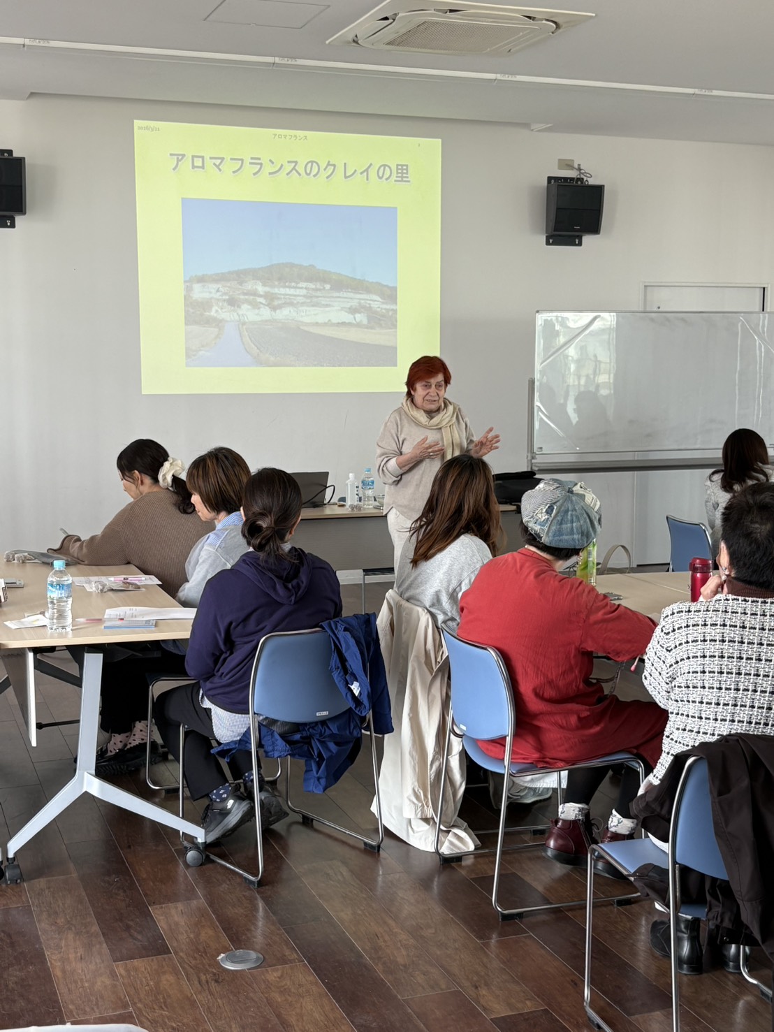 アロマフランスのクレイの里スライドを説明するドミニック先生
