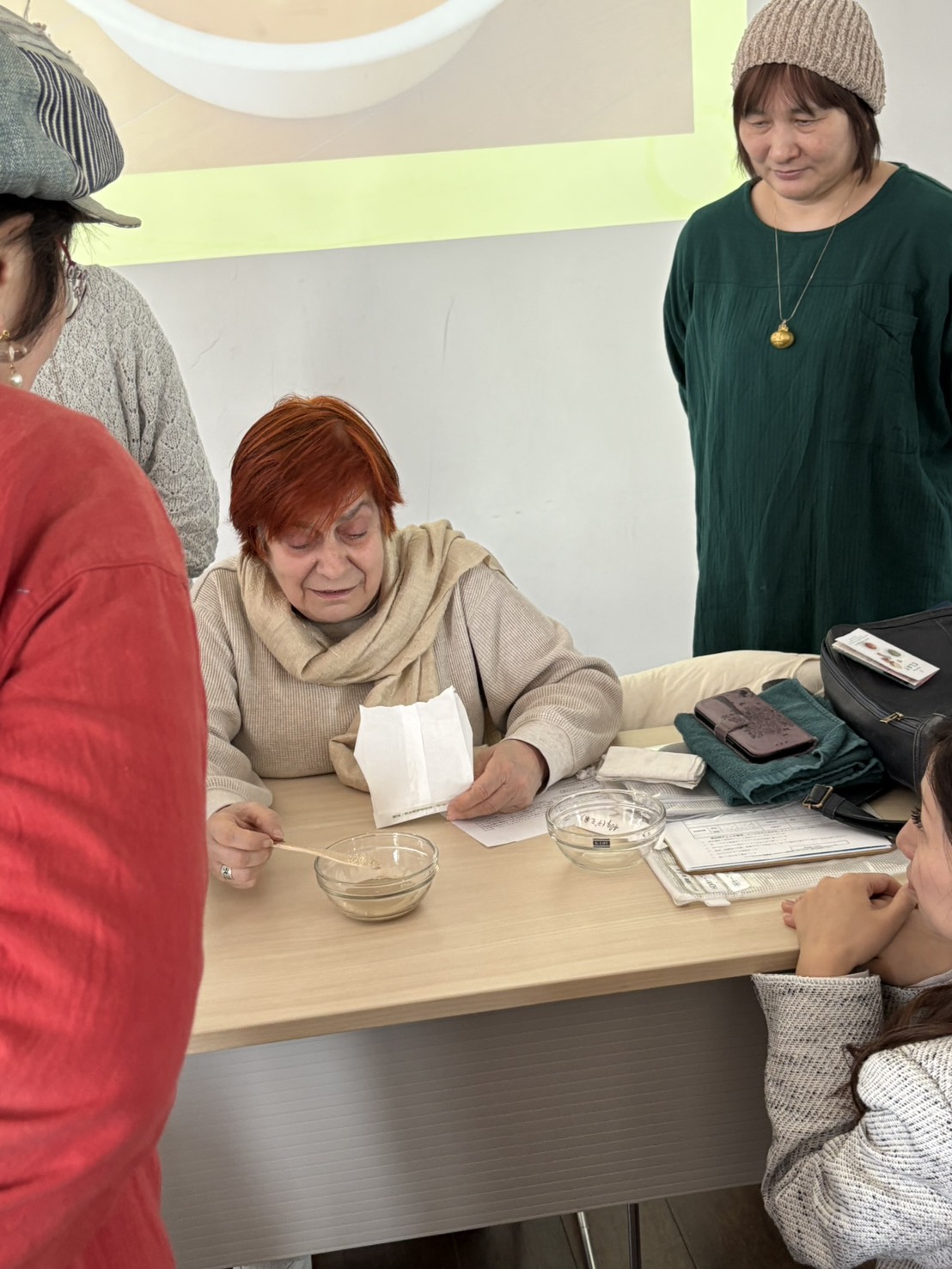 クレイペーストを実演するドミニック先生