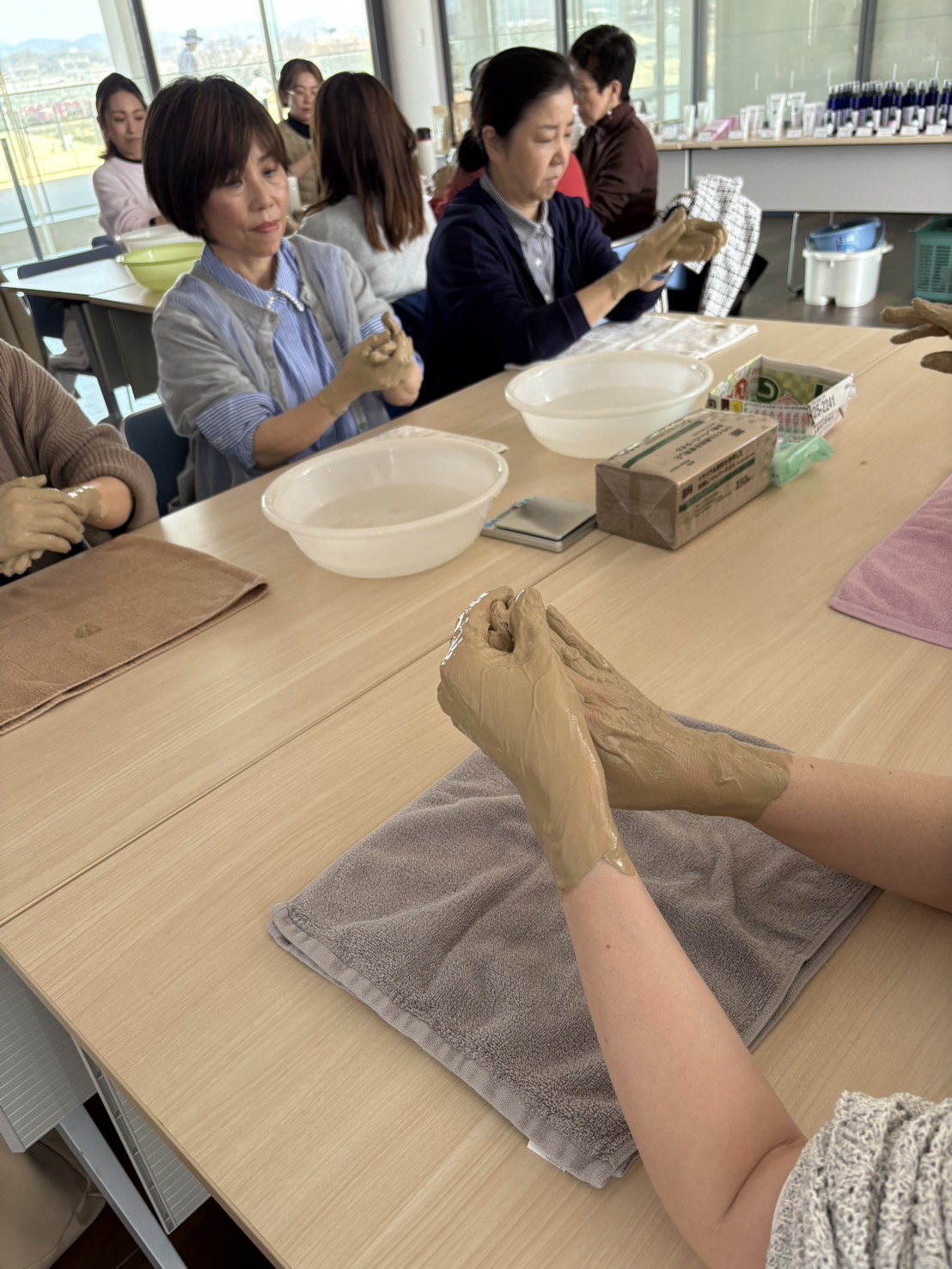 参加者が手にクレイエンヴェロップメントを行う実習の様子