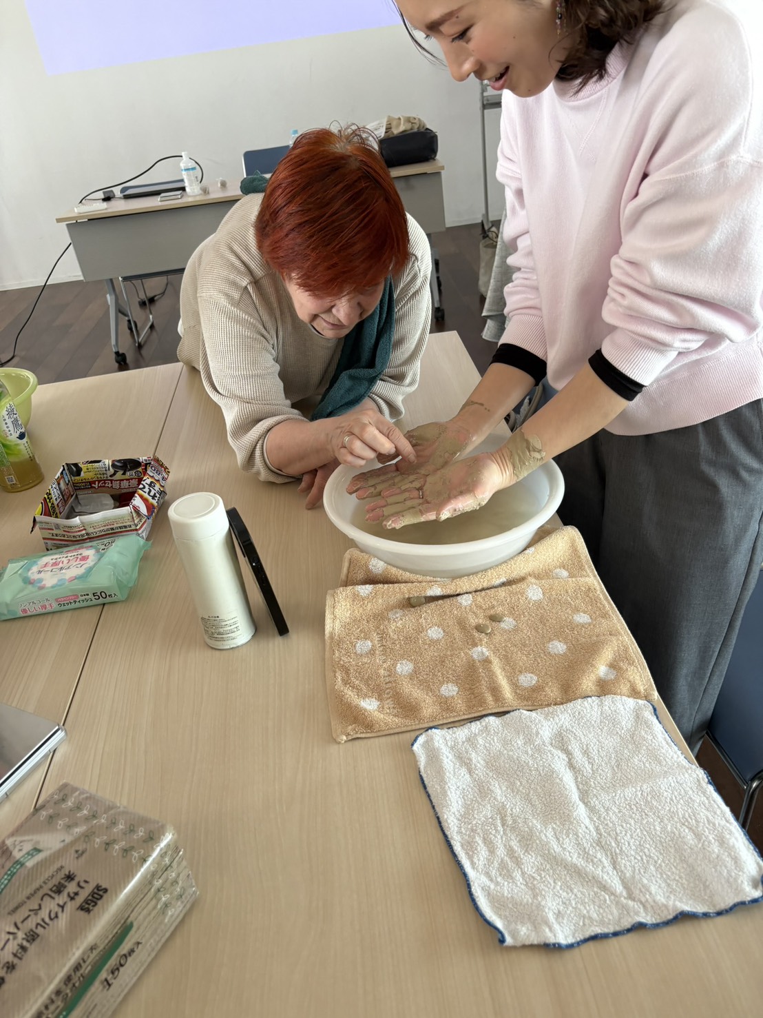 ドミニック先生が参加者に個別指導する様子